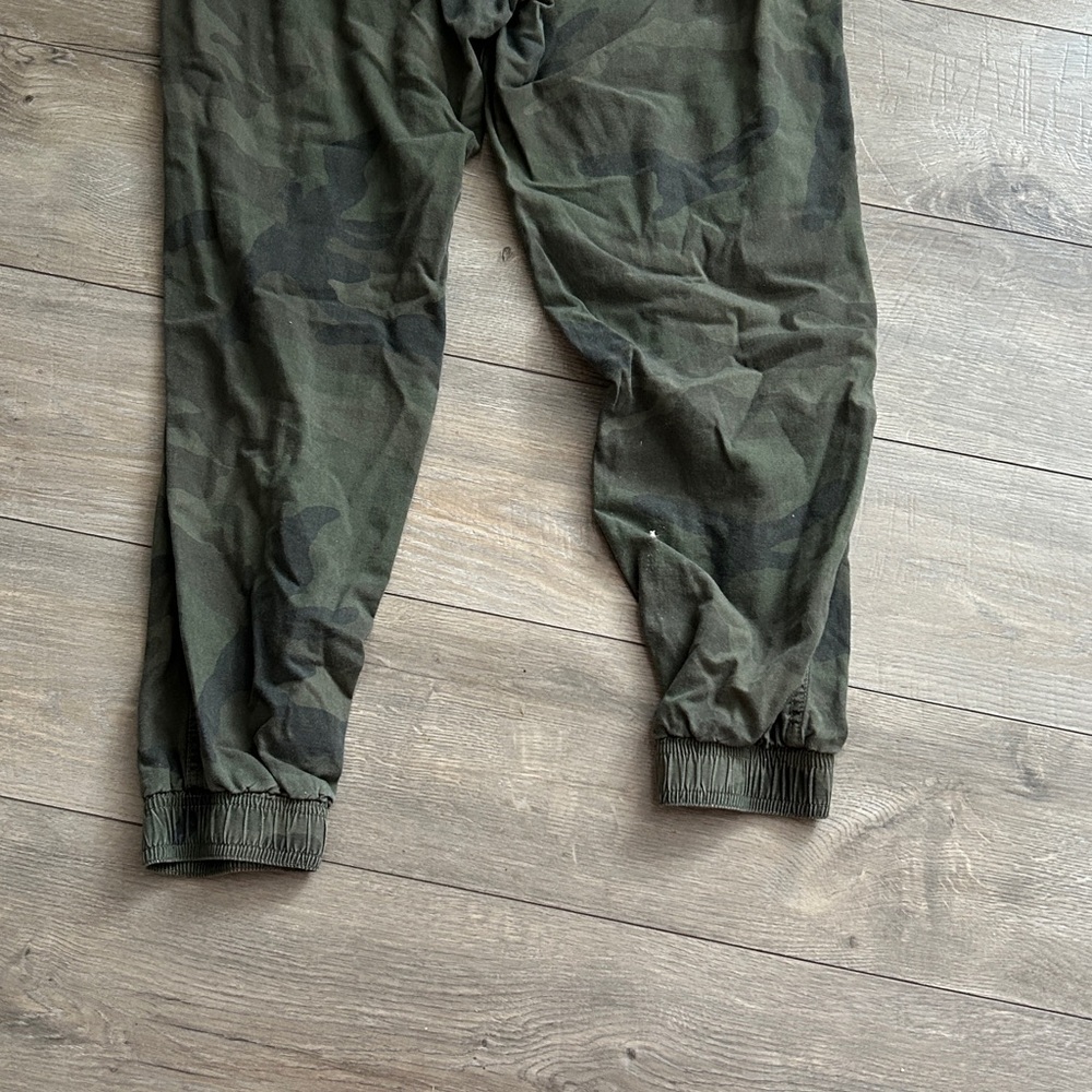 Hollister Light Green Camo Joggers - Picture 12 of 13